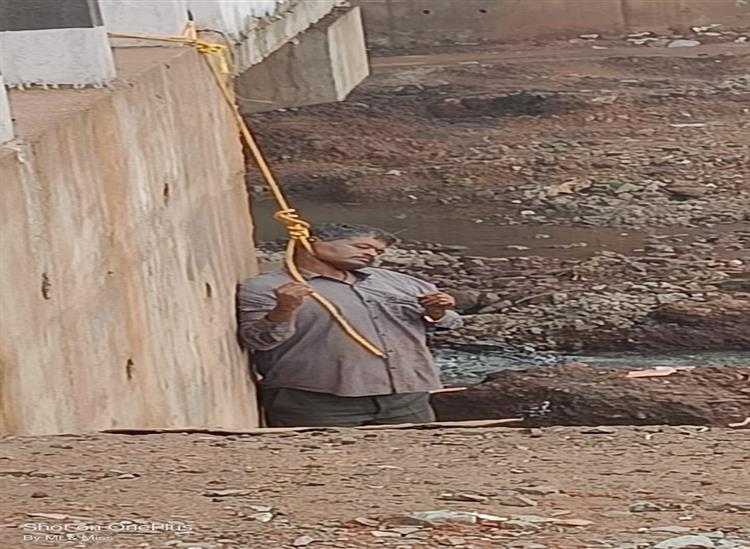 Odishakhabar:Hanging-dead-body-recovered-from-bridge